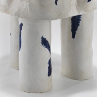 <a href="https://www.galeriegosserez.com/artistes/salomon-celine.html">Céline Salomon</a> - Owen - Table d'appoint Bleue & Blanche